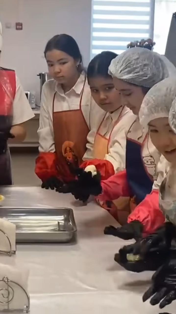 Көңілді аспазшы