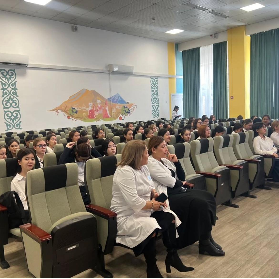 Қыз балалар гигиенасы – тазалық пен денсаулық негізі тақырыбында 8-11 сынып қыздарға арналған орталық 34 емхана мамандарымен кездесу жүргізілді🌸